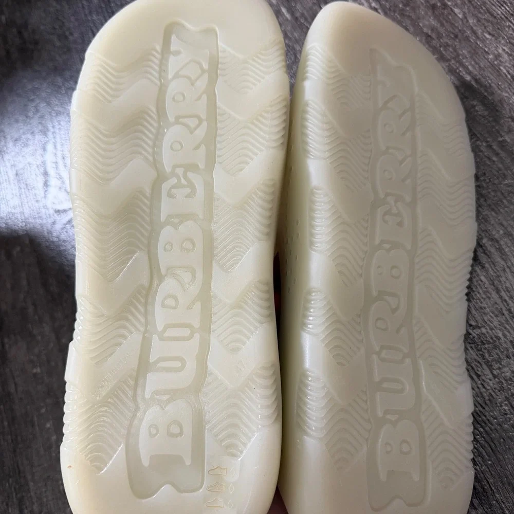 Burberry furley slides